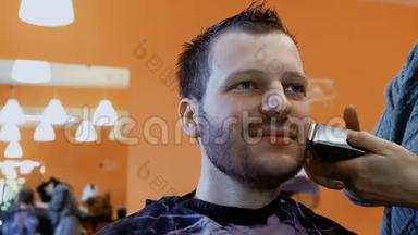 男的在理发店理发店理发店理发店剪胡子，由女造型师胡子护理